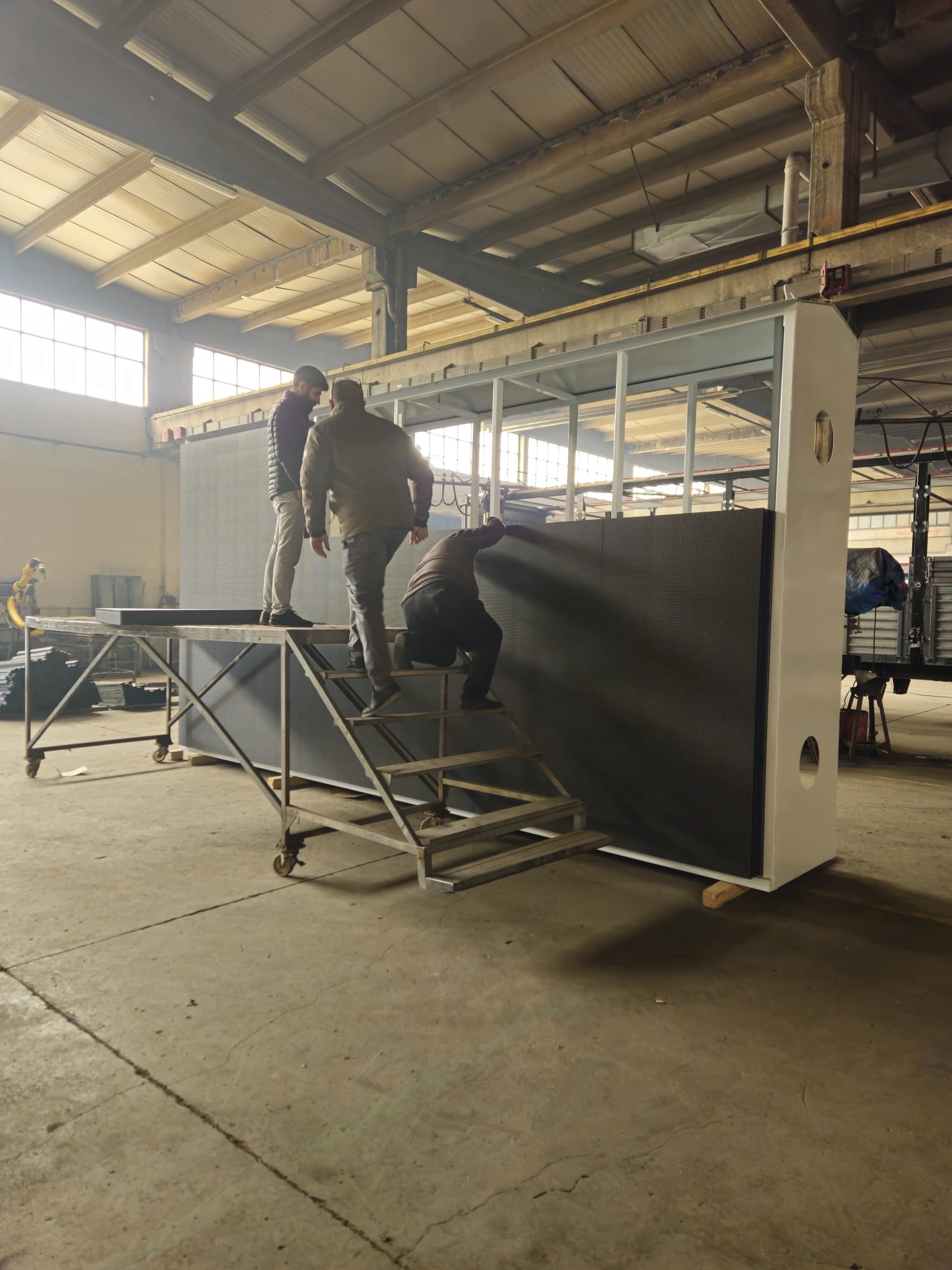 Fabrika — LED gövde ve konstrüksiyon montajı