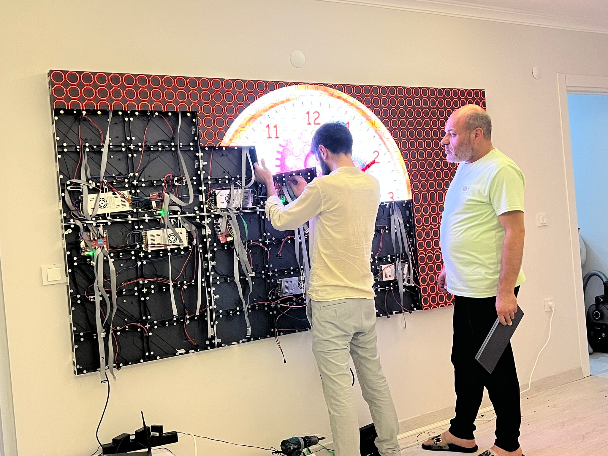 İç mekân LED duvar — sahada modül montajı